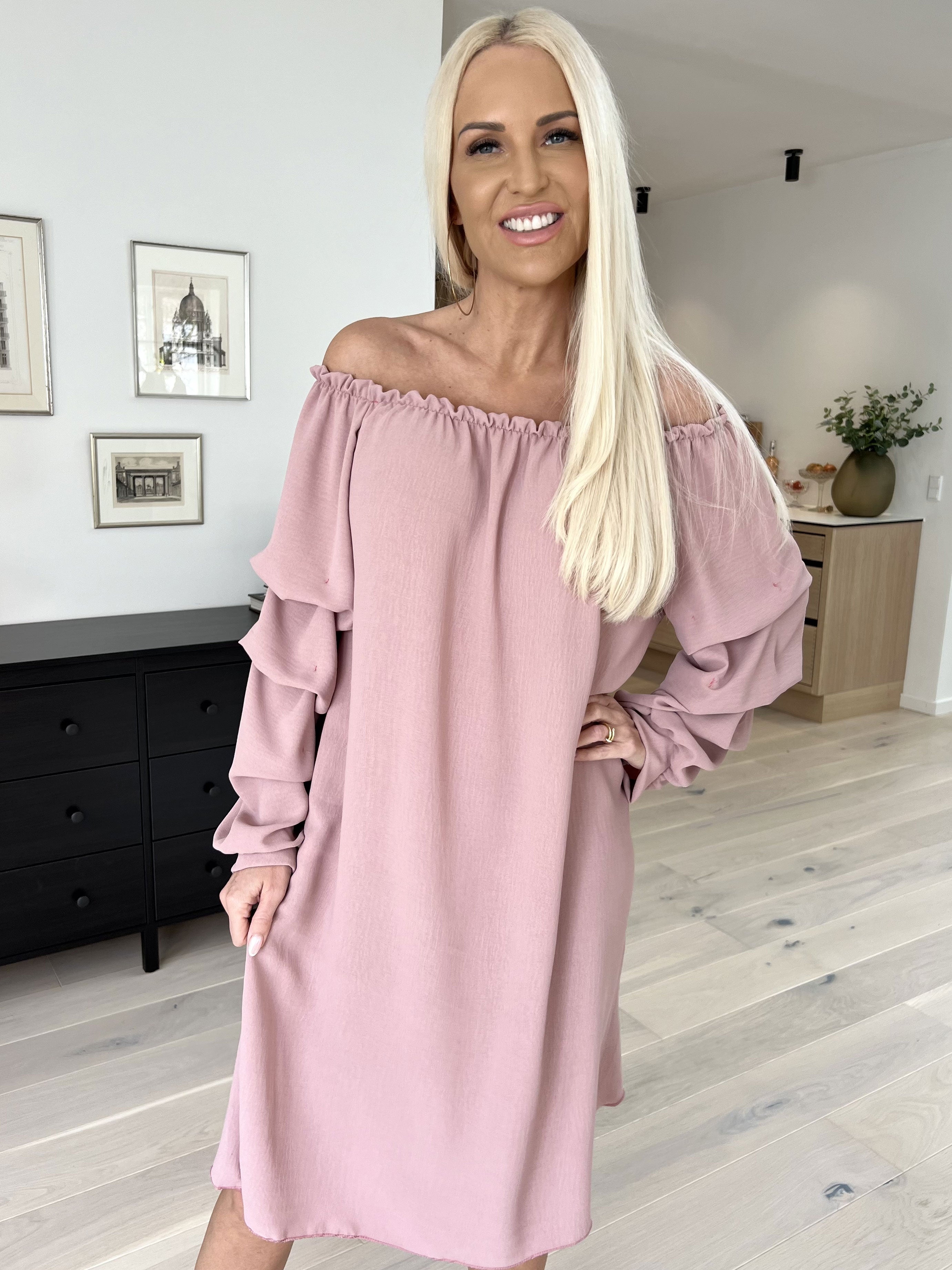 Joanna - Sød kjole i viskose med rynk på ærmerne